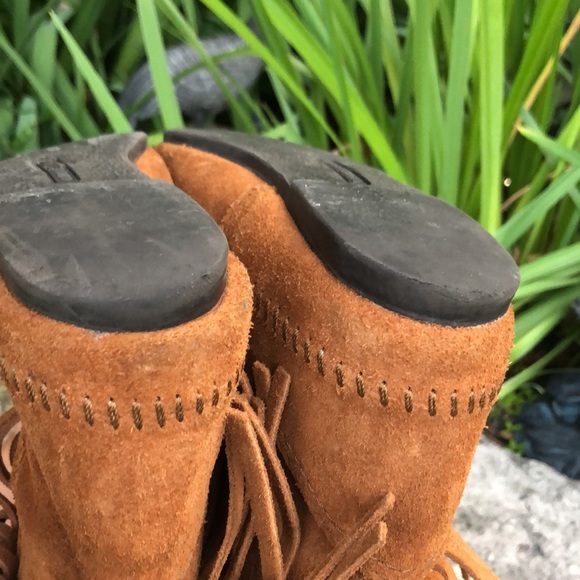 Minnetonka Three Layer Fringe Boot Style Moccasins-Sz 8-PullOn Style-Carmel - Picture 14 of 16